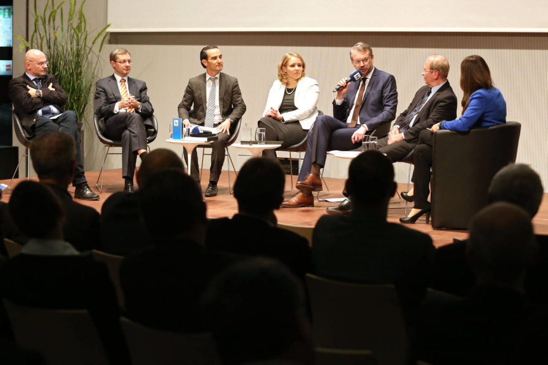 At the Podium: Günther Vormayr (Landesschulrat OÖ), Axel Greiner (IV OÖ), Curt Michael Stoll (Festo AG), Catharina Paukner (Cambridge Nanosystems), Michael Strugl (Academia Superior) und Erich Gornik (Universität Wien) At the Podium: Günther Vormayr (Landesschulrat OÖ), Axel Greiner (IV OÖ), Curt Michael Stoll (Festo AG), Catharina Paukner (Cambridge Nanosystems), Michael Strugl (Academia Superior) und Erich Gornik (Universität Wien)