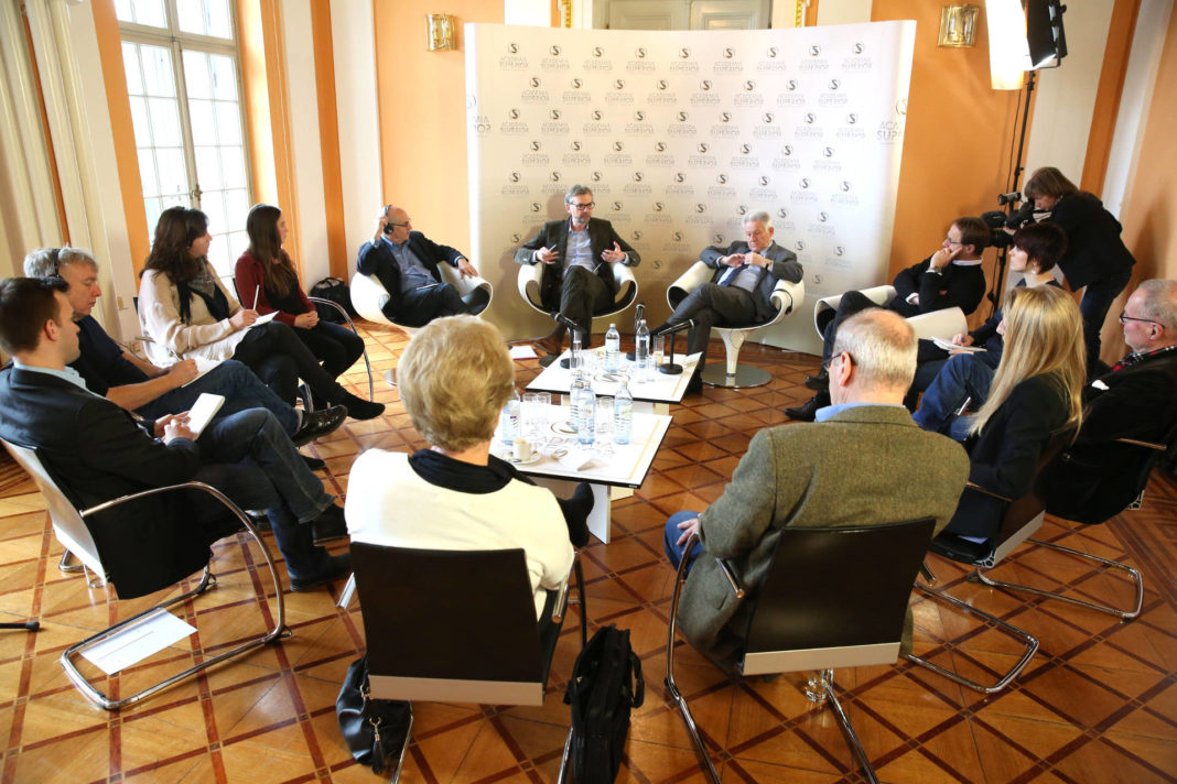 Diskussionen Symposium 2016 Abschlussdiskussion des SURPRISE FACTORS SYMPOSIUMS 2016