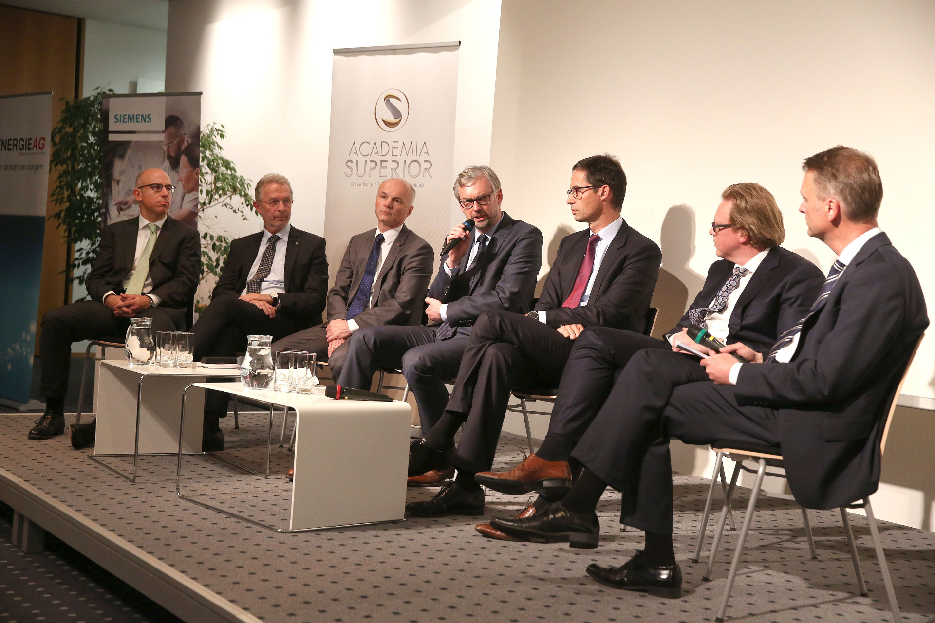 Gabriel Felbermayr, Gerhard Wölfel, Günter Kitzmüller, Michael Strugl, Stefan Doboczky, Michael Aschaber und Moderator Klaus Obereder am Podium