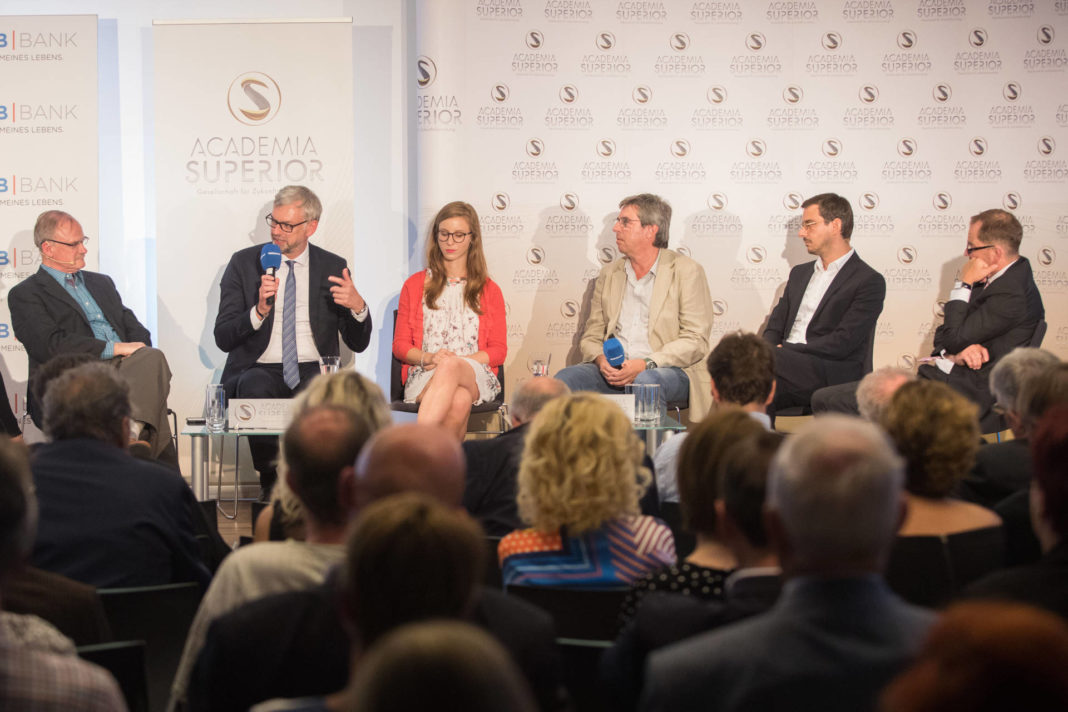 Everything Innovation On the podium: Burton Lee, Michael Strugl, Julia Eschelbeck, Johann Čas, Matthias Fink, Christoph Wurm