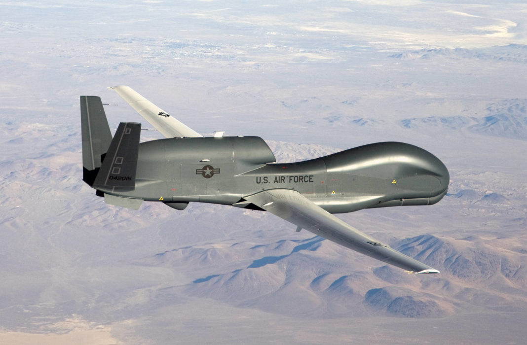 Global Hawk. First flight. Flight number 017-0001. From Palmdale, Ca to Edwards AFB. Photo by Bobbi Zapka. RQ-4 Global Hawk (U.S. federal government) - Wikimedia (frei von Urheberrechten, public domain)