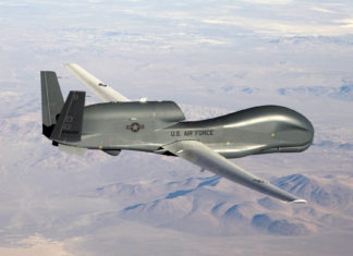 Eine Lauf-App oder doch die Lauf-Drohne gefällig? Global Hawk. First flight. Flight number 017-0001. From Palmdale, Ca to Edwards AFB. Photo by Bobbi Zapka. RQ-4 Global Hawk (U.S. federal government) - Wikimedia (frei von Urheberrechten, public domain)