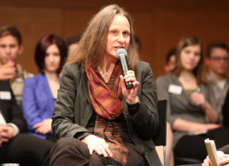 „Die Alten haben es schwer, aber wir Junge sind auch ganz schön arm dran …” Dr. Beate Großegger ist wissenschaftliche Leiterin des Instituts für Jugendkulturforschung. Ihre Arbeitsschwerpunkte umfassen die Felder Soziale Exklusion, Jugend und Arbeitswelt, Jugend und Politik, Jugendkulturen und Lifestyle.