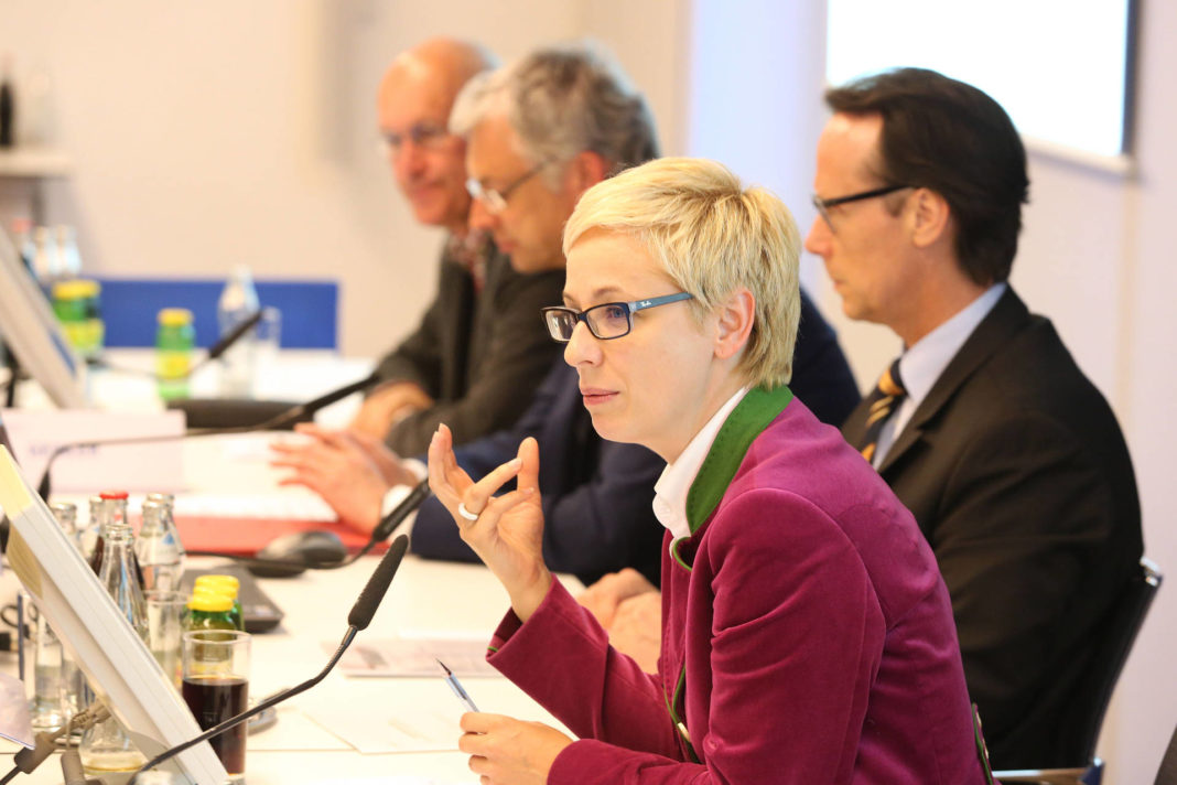 GreenER Economy: Energieforschung LR Mag. Doris Hummer beim Kamingespräch Energieforschung in OÖ