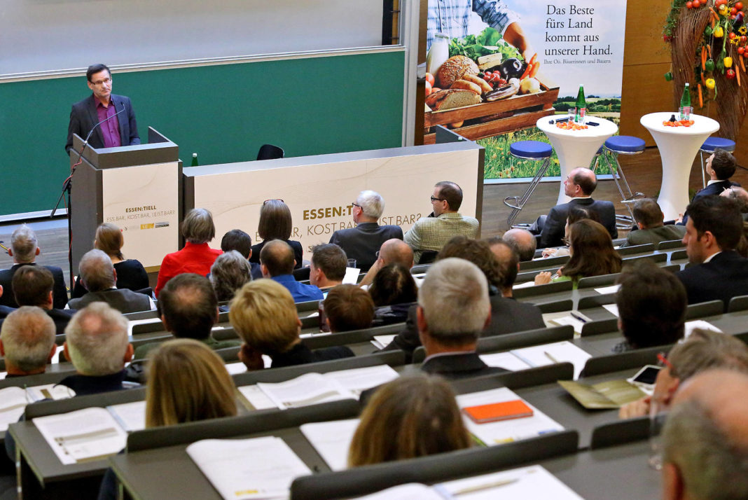 Ethnologist Prof. Dr. Marin Trenk (Goethe University Frankfurt/Main) talked about culinary globalisation [(c) Land OÖ/Stinglmayr]