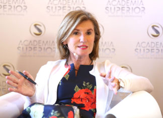 Jeder ist von irgendetwas abhängig Gabriele Fischer beim Symposium 2016