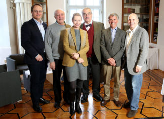 Grenzerfahrungen — Die Kraft, aus Krisen zu wachsen Gruppenfoto der Experten beim Symposium 2014