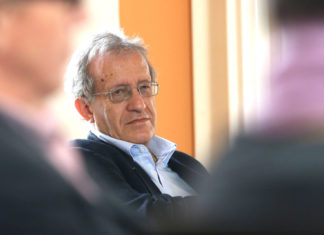 Ermutigung, Lernen, Glück und Leistung Helmut Kramer beim Symposium 2015