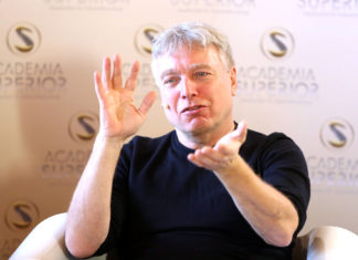 Freiheit ist die Verbindung zwischen Kopf, Herz und Händen Uffe Elbæk beim Symposium 2016