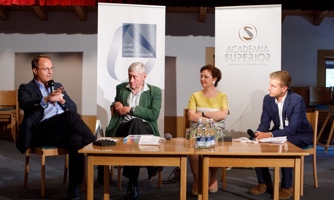 Kamingespräch Alpbach 2018 Foto 1 © APA/ Florian Lechner Foto 1: Markus Hengstschläger, Hannes Androsch, Barbara Herzog-Punzenberger und Moderator Benedikt Polzer © APA/ Florian Lechner