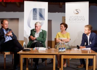 Foto 1: Markus Hengstschläger, Hannes Androsch, Barbara Herzog-Punzenberger und Moderator Benedikt Polzer © APA/ Florian Lechner