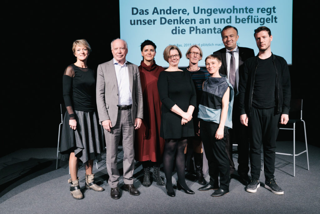 Foto 1: Crossing Art & Science #1, vlnr.: Daniela Knaller (Moderation), Reinhard Kannonier, Azra Akšamija, Karin Bruckmüller, Anna Minta, Marianne Pührerfellner, Meinhard Lukas und Sander Hofstee © vog.photo