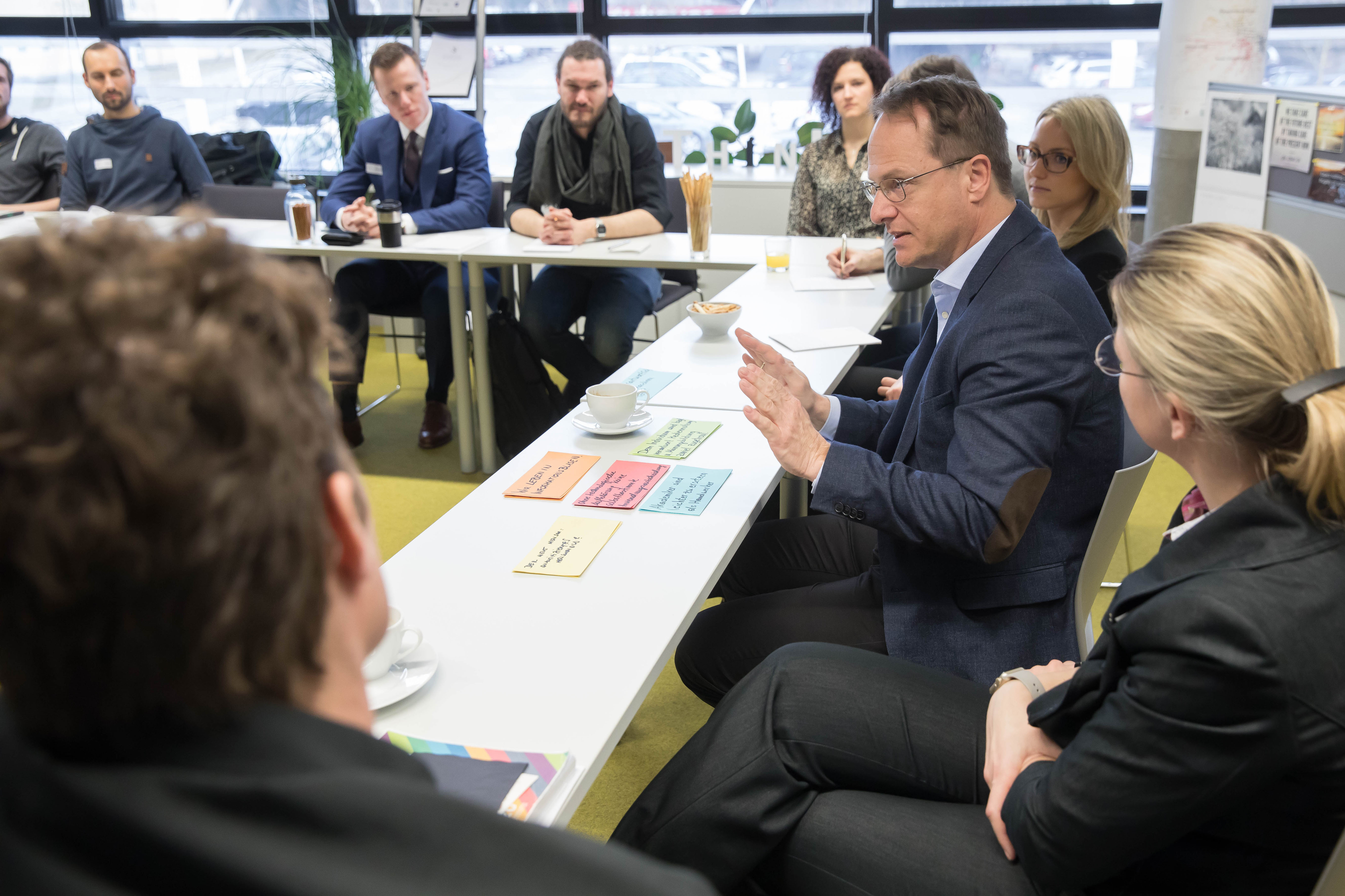 Foto 3: Studierende und Markus Hengstschläger bei den Diskussionen in der ACADEMIA SUPERIOR