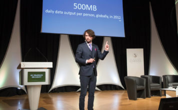 Ist Privatsphäre eine Illusion? Michal Kosinski beim PLENUM 2019