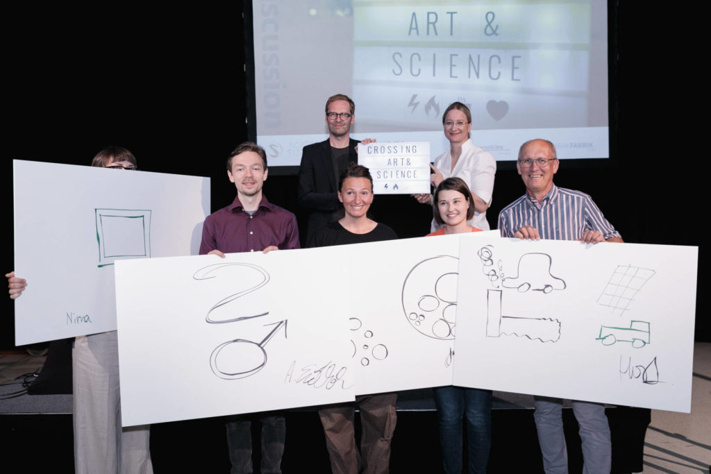 Crossing Art & Science No.2, vorne vlnr.: Nina Wenhart (Abteilung für Fashion & Technology, Kunstuniversität Linz), Andreas Enderlin-Mahr (Institut für Neuere Geschichte und Zeitgeschichte, JKU), Katharina Mayrhofer, Julia Singer (Abteilung für Visuelle Kommunikation, Kunstuniversität Linz), Horst Steinmüller (Energieinstitut an der JKU). Hinten: die Moderatoren von Crossing Art & Science Andre Zogholy (Kunstuniversität Linz) und Claudia Schwarz (Academia Superior)