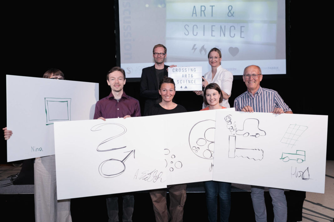Crossing Art and Science 2 Crossing Art & Science No.2, vorne vlnr.: Nina Wenhart (Abteilung für Fashion & Technology, Kunstuniversität Linz), Andreas Enderlin-Mahr (Institut für Neuere Geschichte und Zeitgeschichte, JKU), Katharina Mayrhofer, Julia Singer (Abteilung für Visuelle Kommunikation, Kunstuniversität Linz), Horst Steinmüller (Energieinstitut an der JKU). Hinten: die Moderatoren von Crossing Art & Science Andre Zogholy (Kunstuniversität Linz) und Claudia Schwarz (Academia Superior)