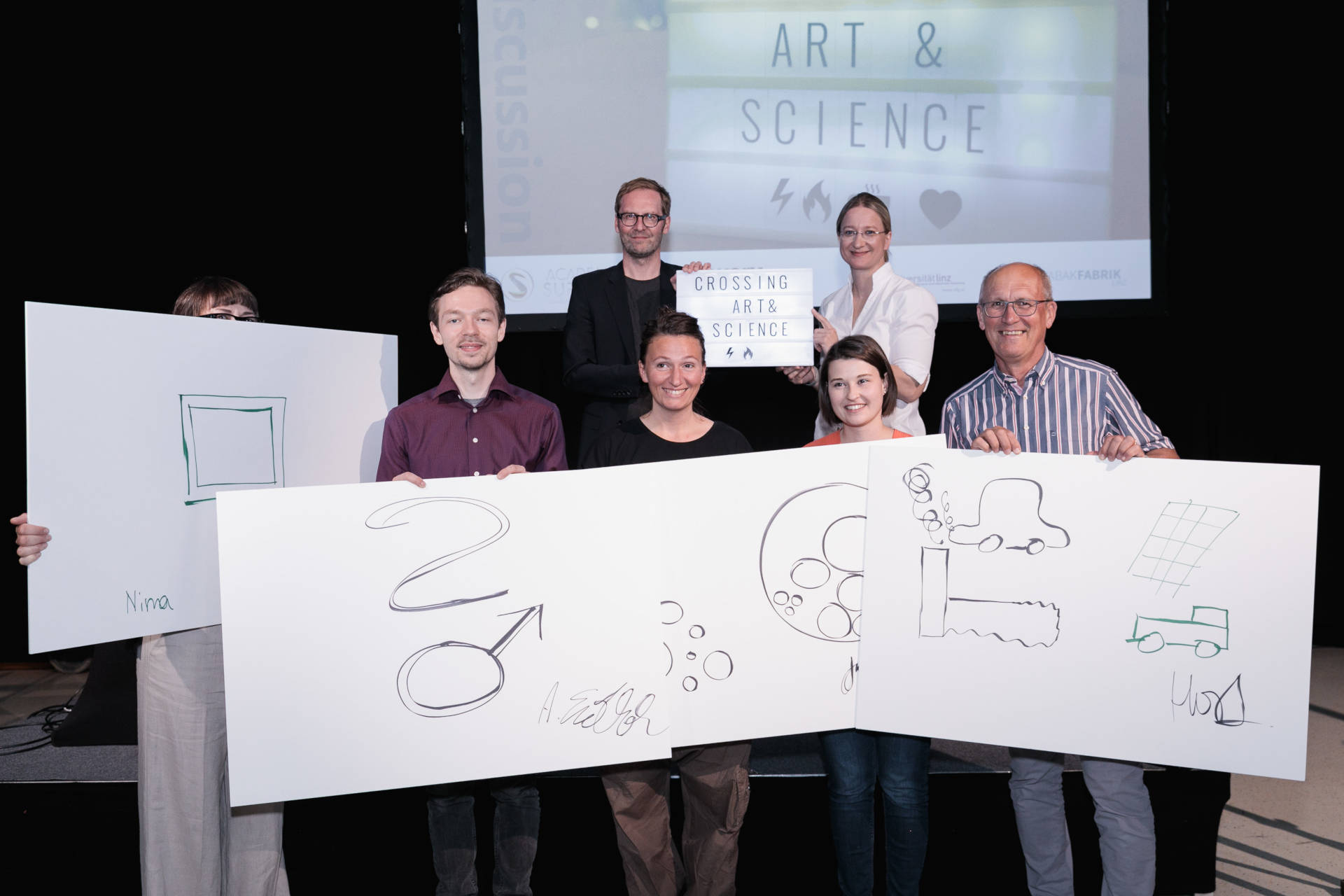 Crossing Art & Science No.2, vorne vlnr.: Nina Wenhart (Abteilung für Fashion & Technology, Kunstuniversität Linz), Andreas Enderlin-Mahr (Institut für Neuere Geschichte und Zeitgeschichte, JKU), Katharina Mayrhofer, Julia Singer (Abteilung für Visuelle Kommunikation, Kunstuniversität Linz), Horst Steinmüller (Energieinstitut an der JKU). Hinten: die Moderatoren von Crossing Art & Science Andre Zogholy (Kunstuniversität Linz) und Claudia Schwarz (Academia Superior)