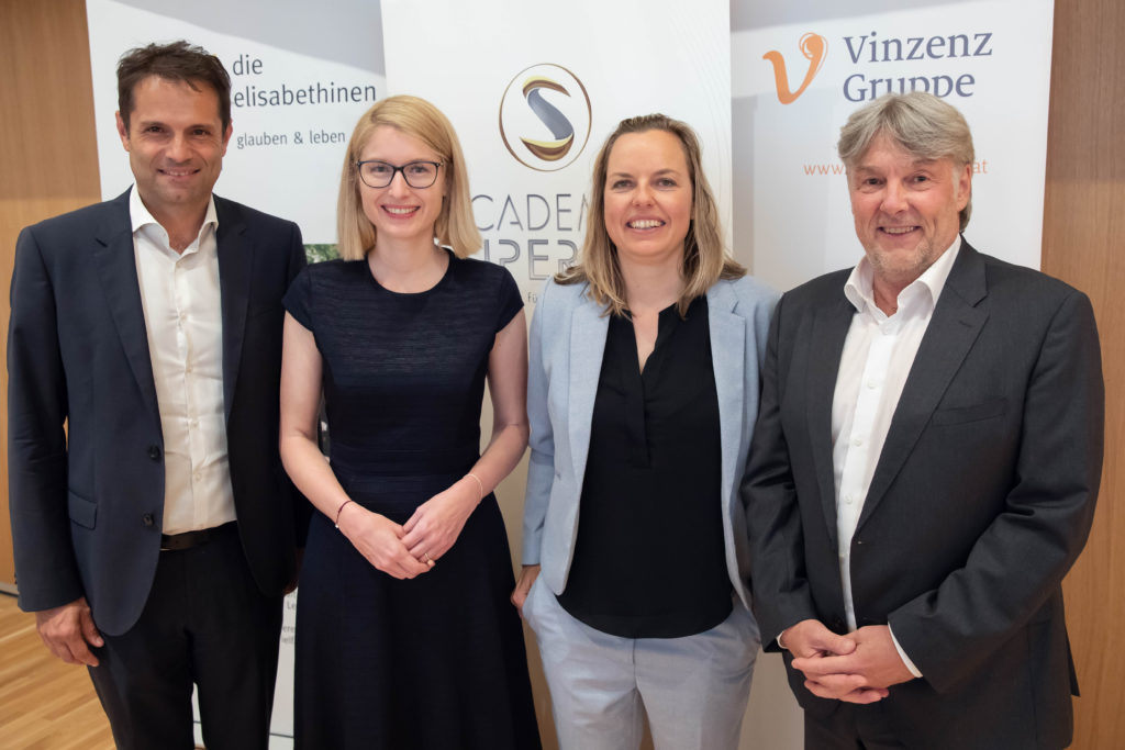 Foto 1: v.l.n.r.: Dr. Michael Heinisch (Vinzenz Gruppe), LH-Stv. Mag. Christine Haberlander (ACADEMIA SUPERIOR), Dr. Eva-Maria Kirchberger (Imperial College), Mag. Raimund Kaplinger (die elisabethinen linz-wien).
