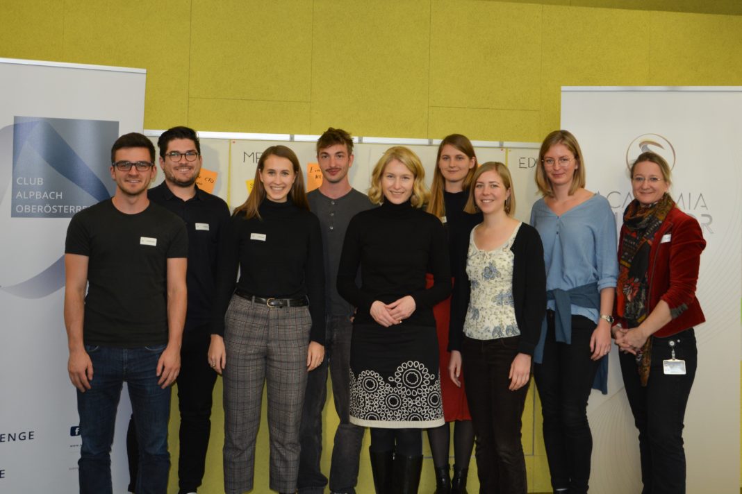 Foto 1 Christine Haberlander und Vertreter_innen des Club Alpbach OÖ
