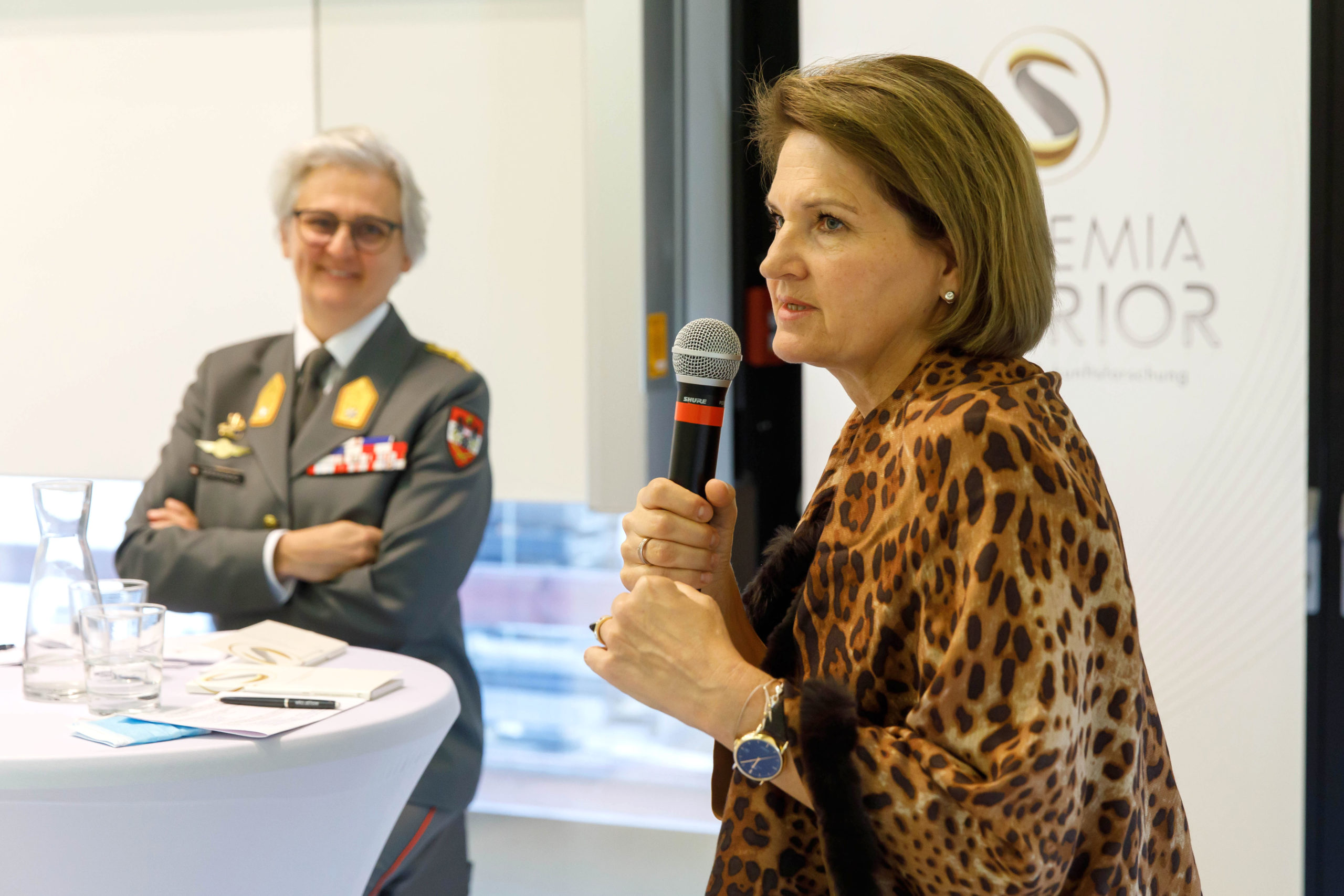 Foto 1: Gertrude Schatzdorfer-Wölfel (rechts) und Sylvia Sperandio (links)