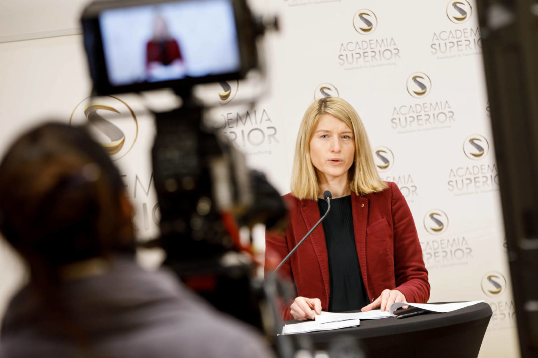 Haberlander 2020en Christine Haberlander presents the dossier dementia in Upper Austria