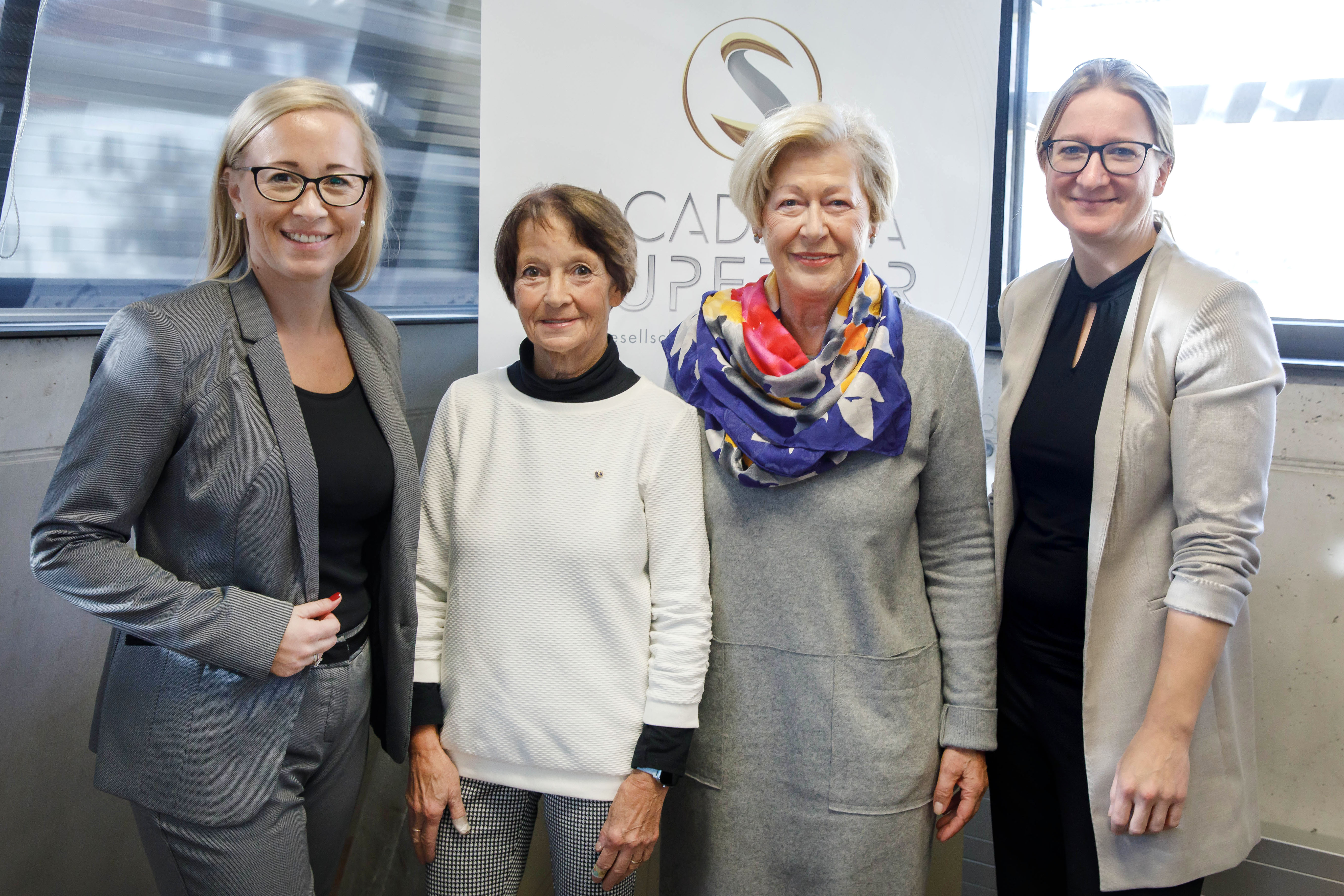 Foto 1: v.l.n.r.: Sabine Kronberger (Frauen im Trend), Renate Pyrker (Austria Plastics GmbH), Landtagspräsidentin a.D. Angela Orthner, Dr. Claudia Schwarz (Academia Superior)