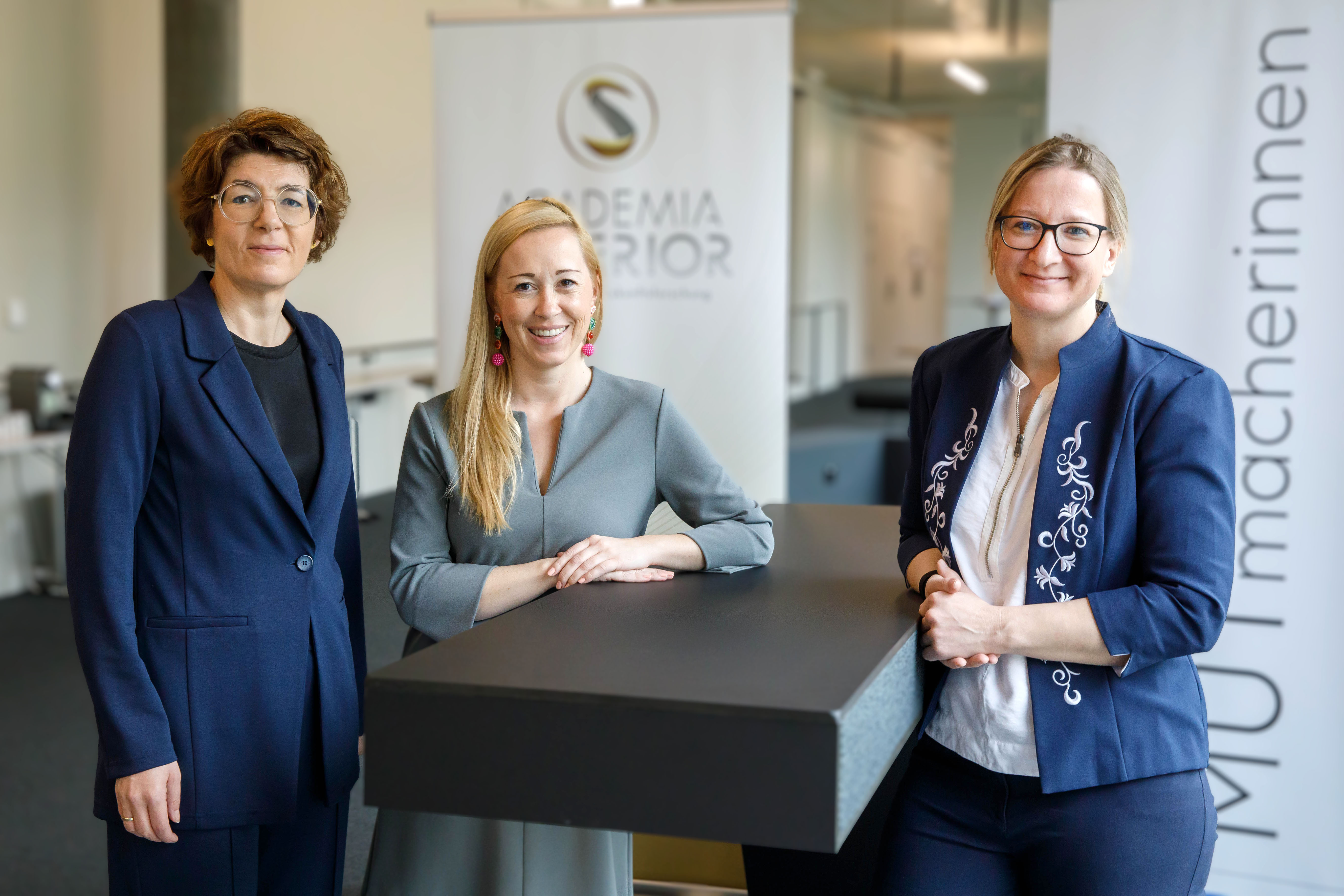 Foto 1: Dr. Monika Sommer (Haus der Geschichte Österreich), Sabine Kronberger (Welt der Frauen) und Claudia Schwarz (Academia Superior) Foto Honorarfrei © Academia Superior/Wakolbinger