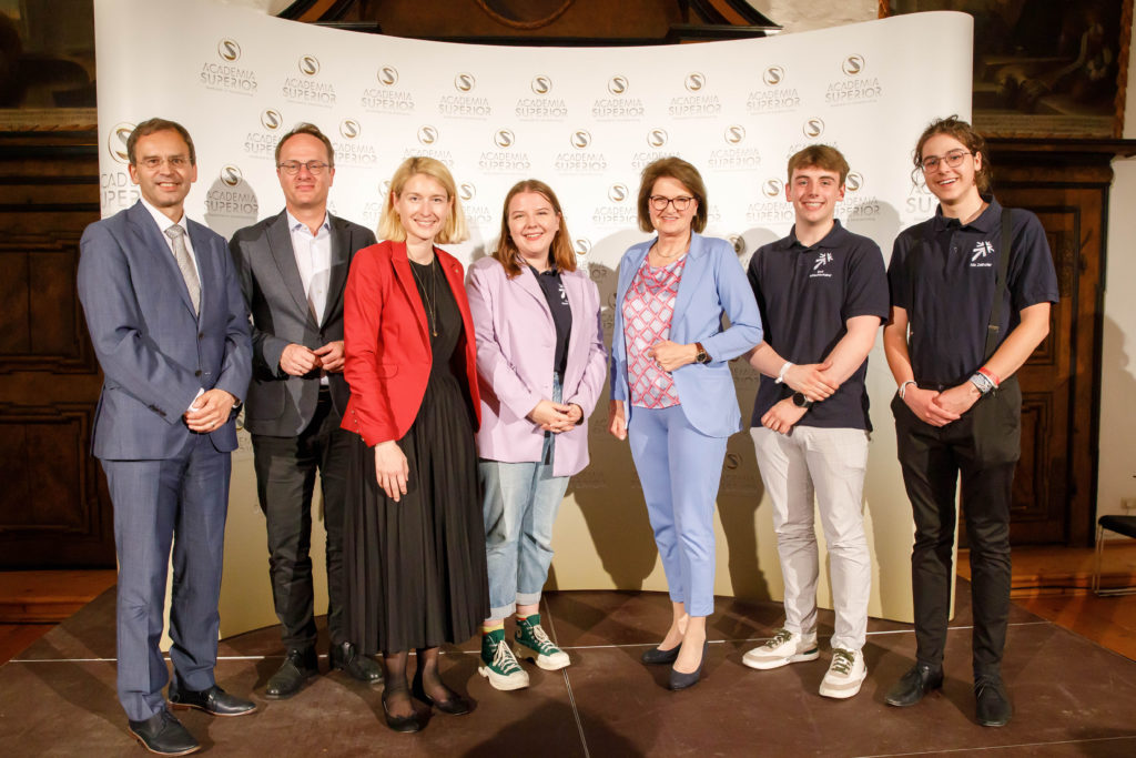 Foto 1: Die Podiumsgäste mit Vertreter:innen der oö. Schüler:innen, die sich ebenfalls in die Diskussion einbrachten. Fotos Honorarfrei © Academia Superior/wakolbinger