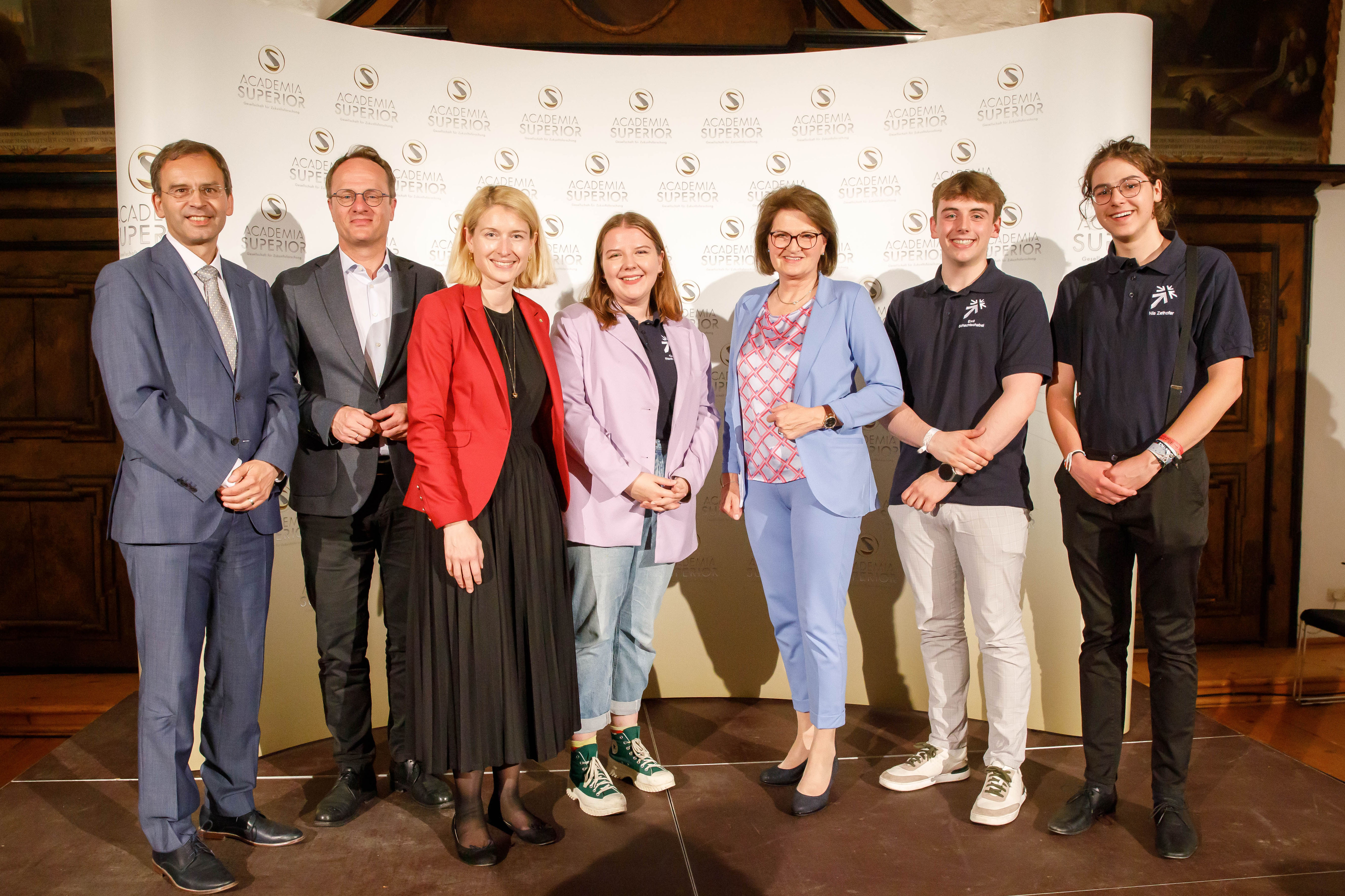Foto 1: Die Podiumsgäste mit Vertreter:innen der oö. Schüler:innen, die sich ebenfalls in die Diskussion einbrachten. Fotos Honorarfrei © Academia Superior/wakolbinger