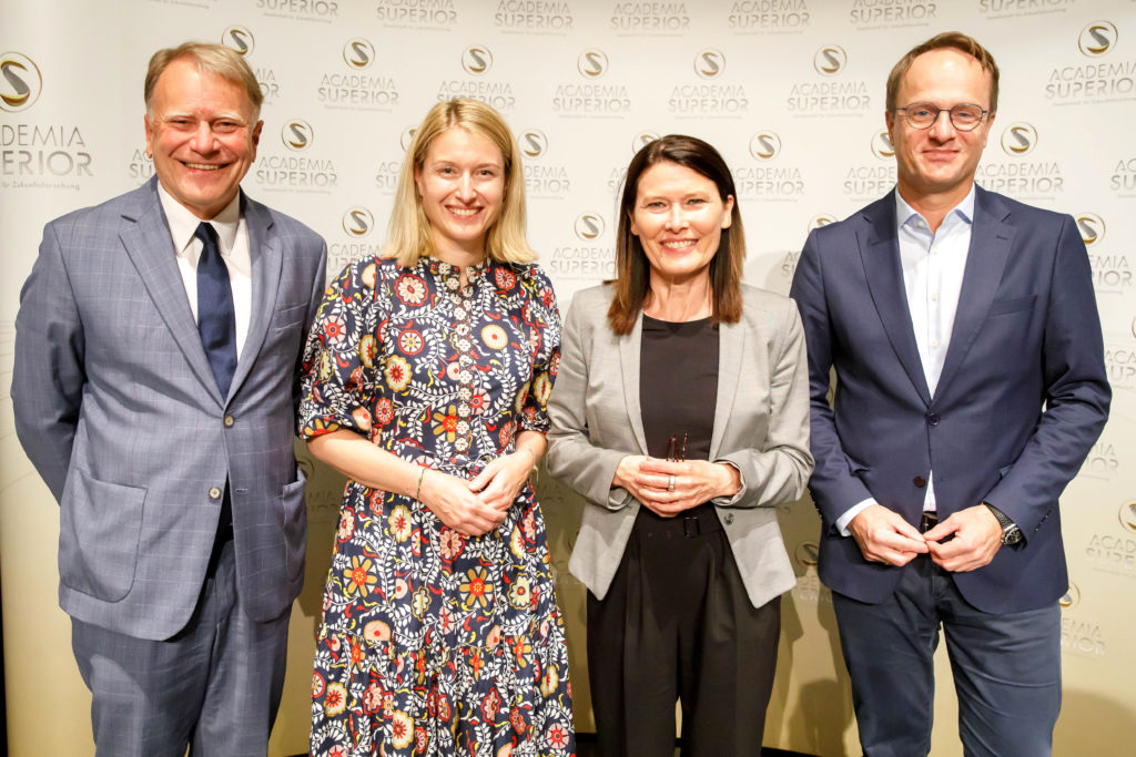 Foto 1: v.l.n r.: DI Klaus Pöttinger, LH-Stv. Mag. Christine Haberlander, Cordula Heckmann, Univ.-Prof. Dr. Markus Hengstschläger